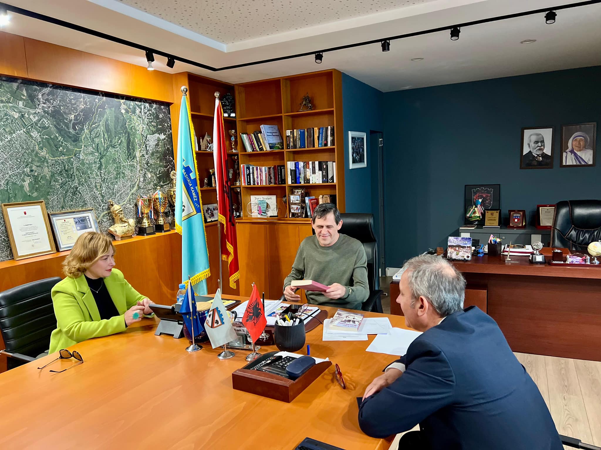 “Dita Botërore e Librit”!  Kryetari Rakip Suli pret në zyrë dhe bashkëbisedon me shkrimtarin dhe gazetarin e mirënjohur, Z. Enkel Demi, dhe përkthyesen, Znj. Aida Baro