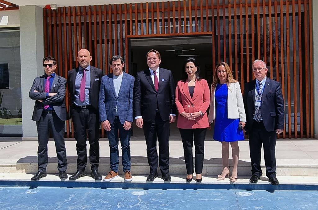 Komisioneri Z. Oliver Varhelyi, delegacioni i BE dhe ministrja Znj. Evis Kushi, të shoqëruar nga kryebashkiaku, Z. Rakip Suli vizitojnë shkollën “Dom Nikollë Kaçorri” dhe kopshtin “Luledielli” në Laknas
