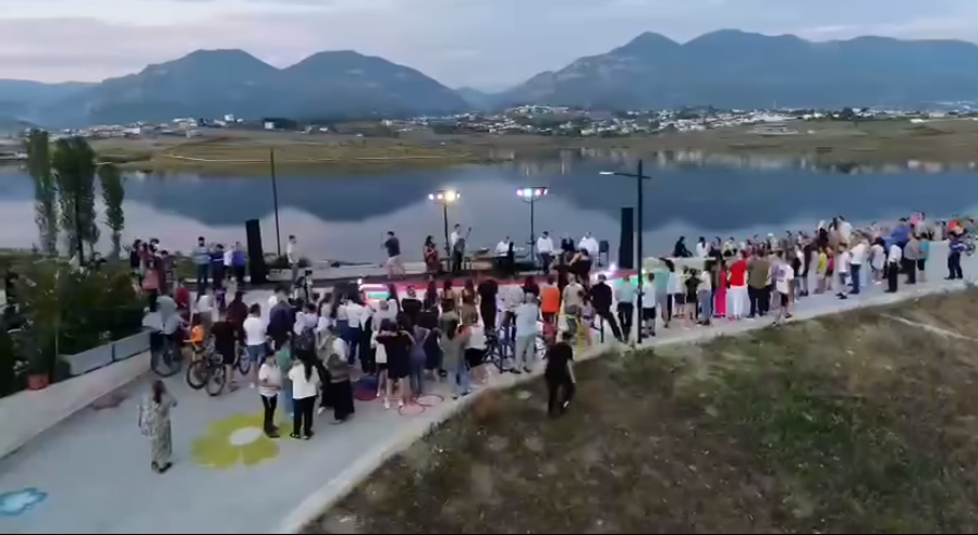 Super atmosferë gjatë koncertit festiv “TINGUJT E LIQENIT”, në Parkun e Liqenit të Paskuqanit